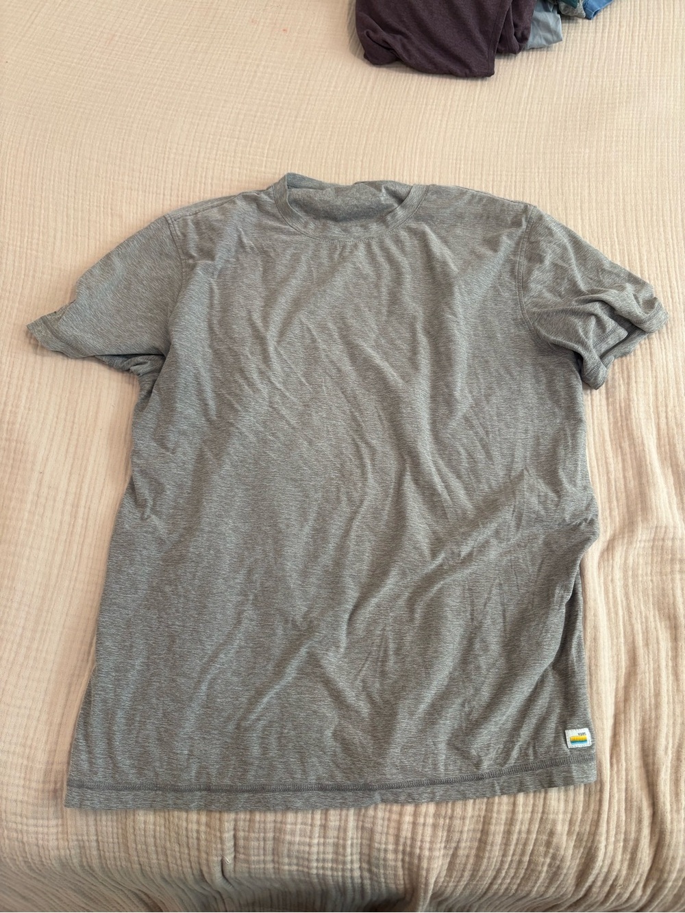 Vuori Strato Tech Tee Mens large gray Performance Stretch Short Sleeve T Shirt